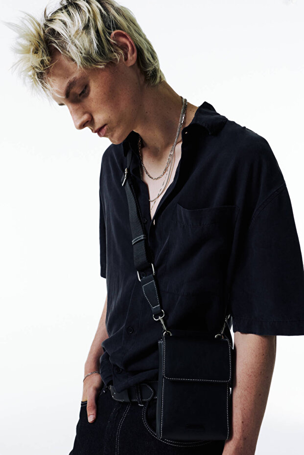 Kontrast dikişli askılı telefon çantası - 1