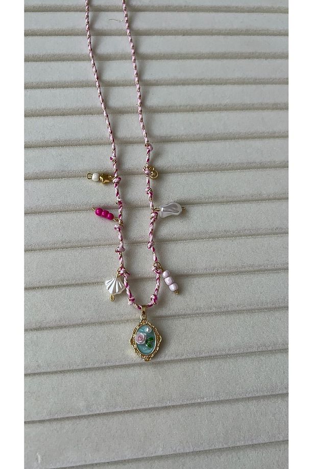 Romantik Gül İşlemeli Kolye - Pembe İp ve İnci Charm Detaylı Yazlık Tasarım - 2
