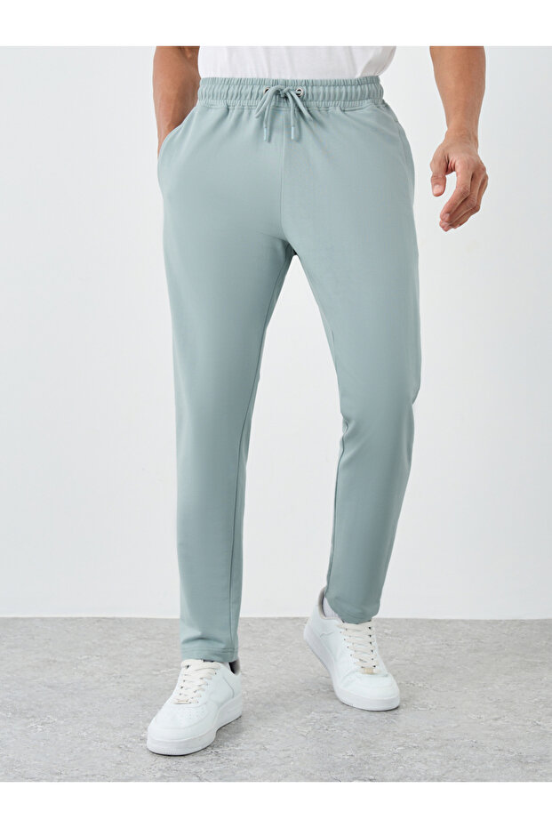 بنطال رياضي رجالي رمادي اللون بقصّة Slim Fit وحاشية مفتوحة
