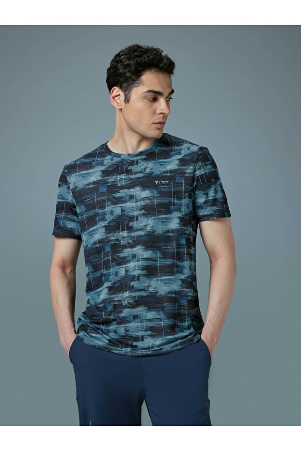 تي شيرت بقصّة Slim Fit مطبوع بالكامل