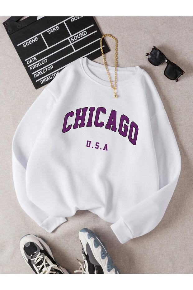 ياقة دراجة كبيرة الحجم مطبوعة على الصدر للنساء باللون الأبيض من CHICAGO