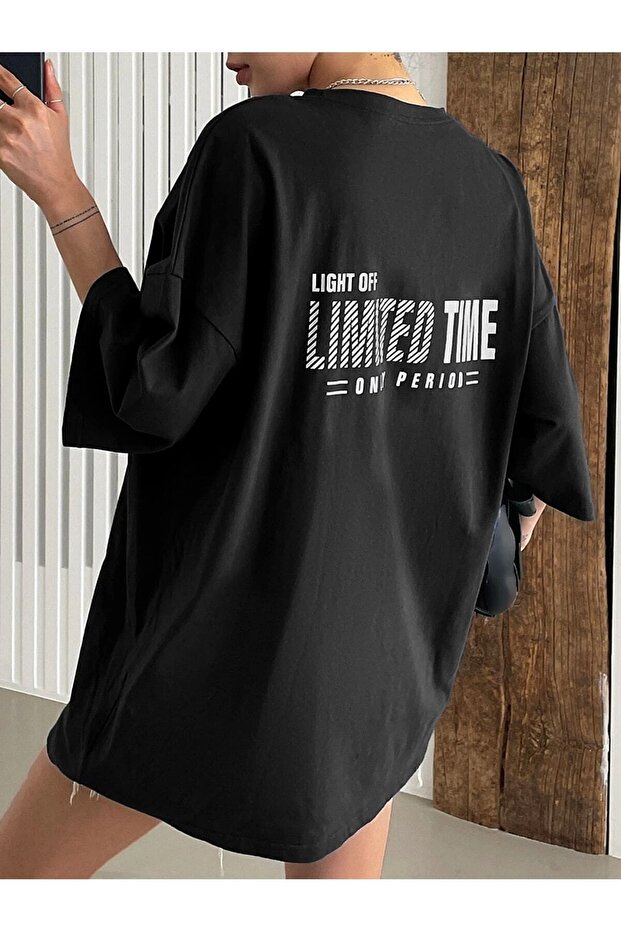 تيشيرت نسائي أسود كبير الحجم مطبوع لفترة محدودة