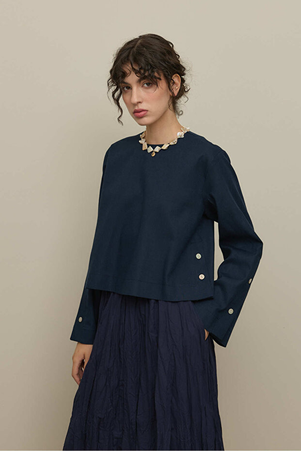 بلوزة كتان أساسية باللون الأزرق الداكن - 2