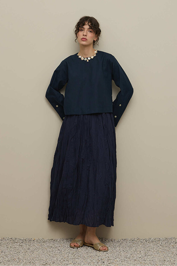 بلوزة كتان أساسية باللون الأزرق الداكن - 1