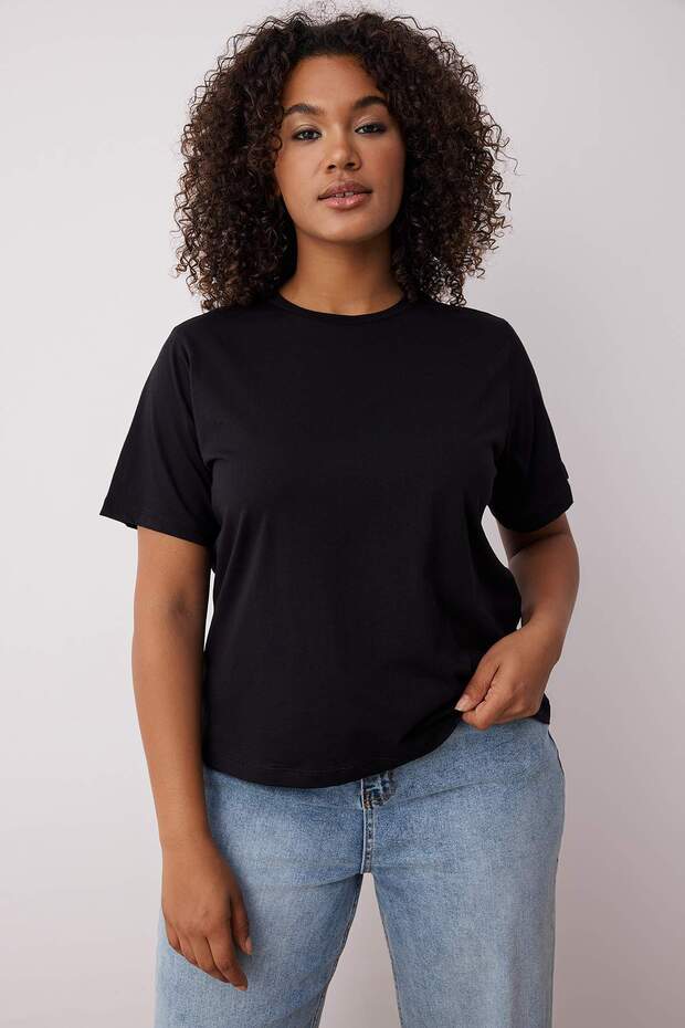 Siyah Regular Fit Crop Büyük Beden T-shirt TBBSS25BF00061 - 1