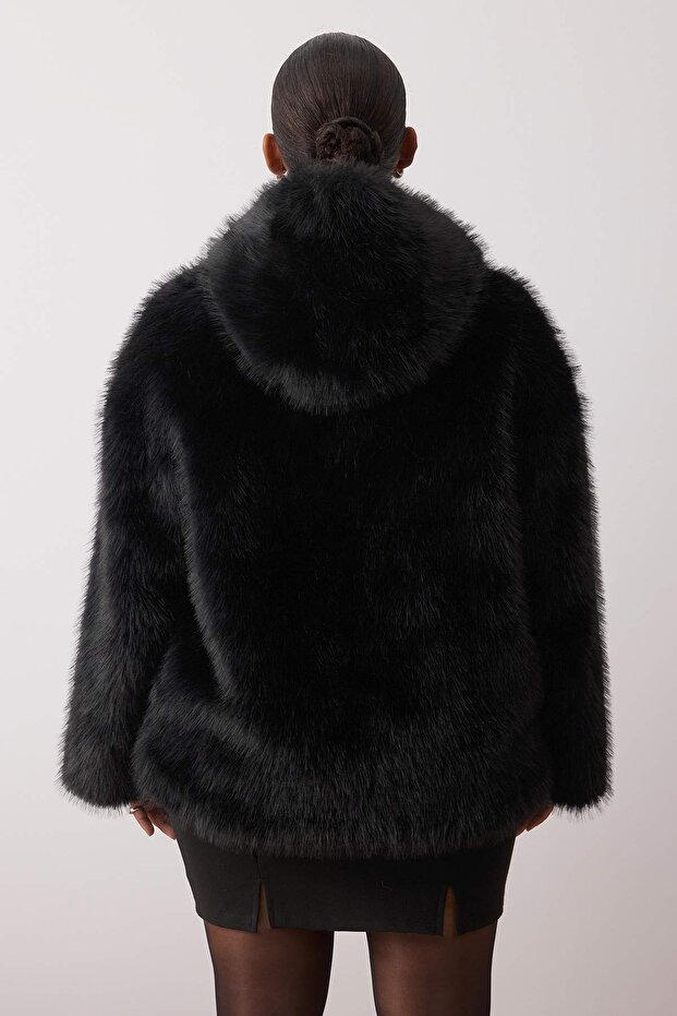 Černá oversize kožešina s kapucí Plus Size kabáty TWOAW26AW00000 - 4
