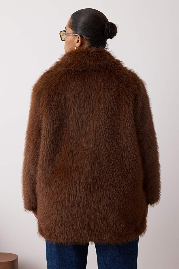 Különleges kollekció barna szőrme nagy méretű, egyszínű záródású, túlméretezett midi kabát TWOAW26DD00000 - 4