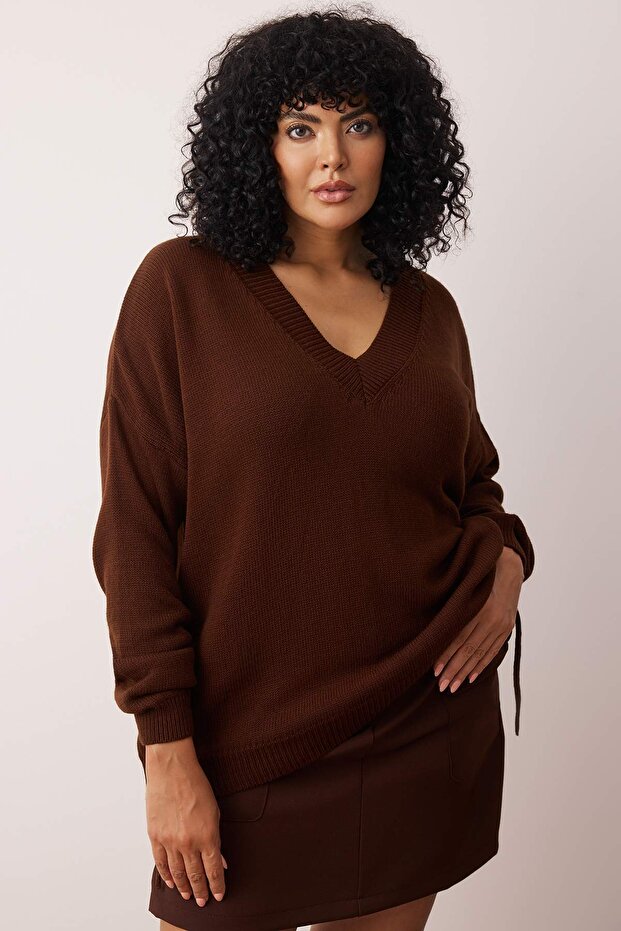 Brązowy sweter z dzianiny z rękawami w serek i marszczonymi detalami TBBAW23AN00023 - 2