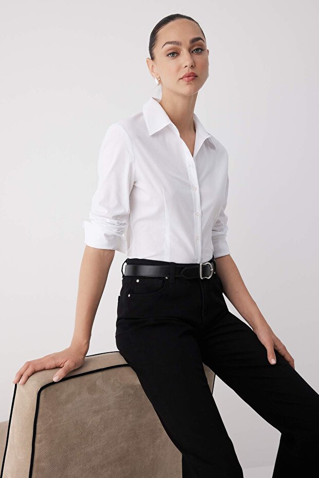 Wardrobe Essentials Beyaz Hafif Bele Oturan Pamuklu Dokuma Gömlek TWOAW26GO00022 - 2