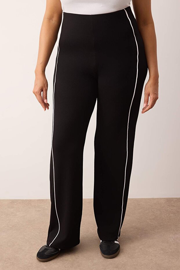 Siyah Straight Fit Beyaz Biye Detaylı Örme Krep Büyük Beden Pantolon TBBAW26AR00005 - 3