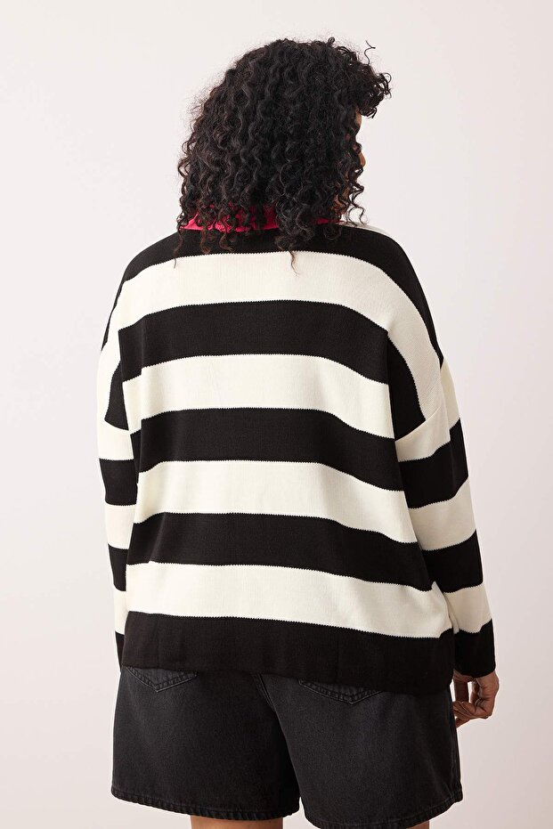 Różowy sweter z golfem w paski TBBAW23AN00045 - 4