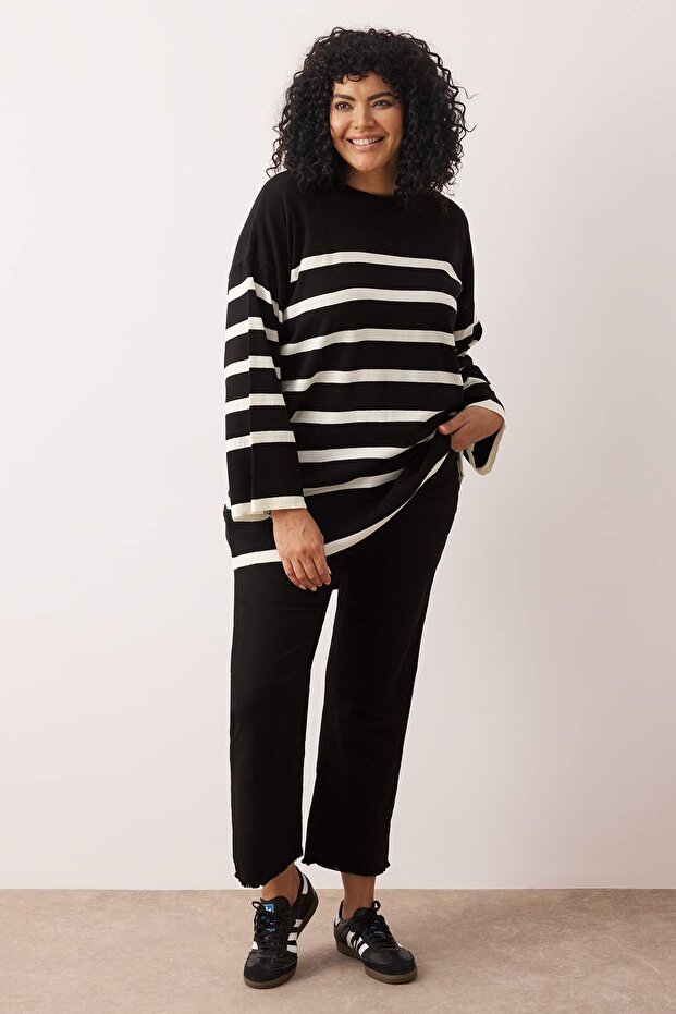 Czarny sweter w paski z okrągłym dekoltem - Tbbaw24An00024 - 1