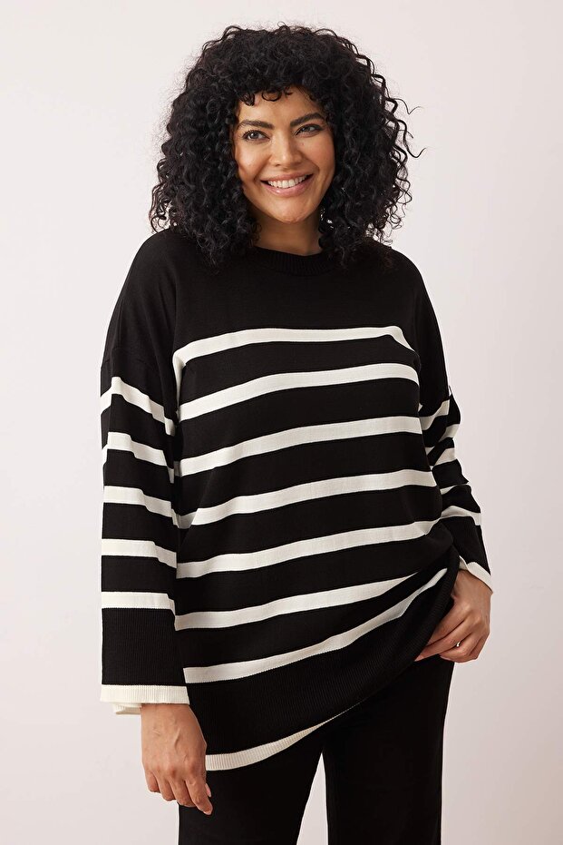 Czarny sweter w paski z okrągłym dekoltem - Tbbaw24An00024 - 2