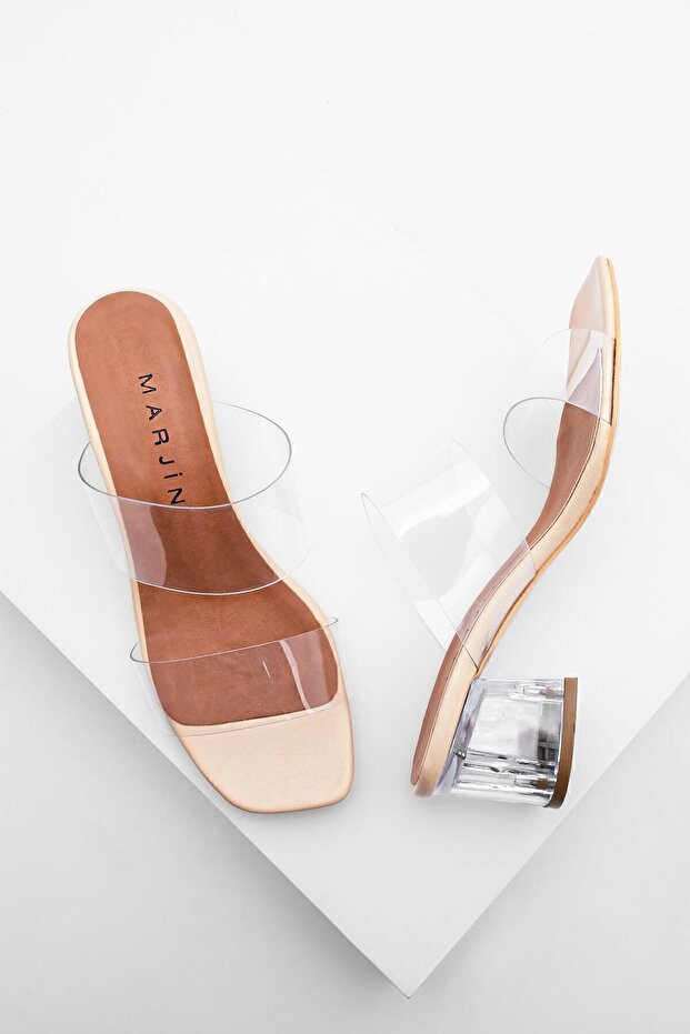 Damen-Hausschuhe mit stumpfer Zehenpartie und transparentem Riemen und Absatz in Yesva-Beige - 1