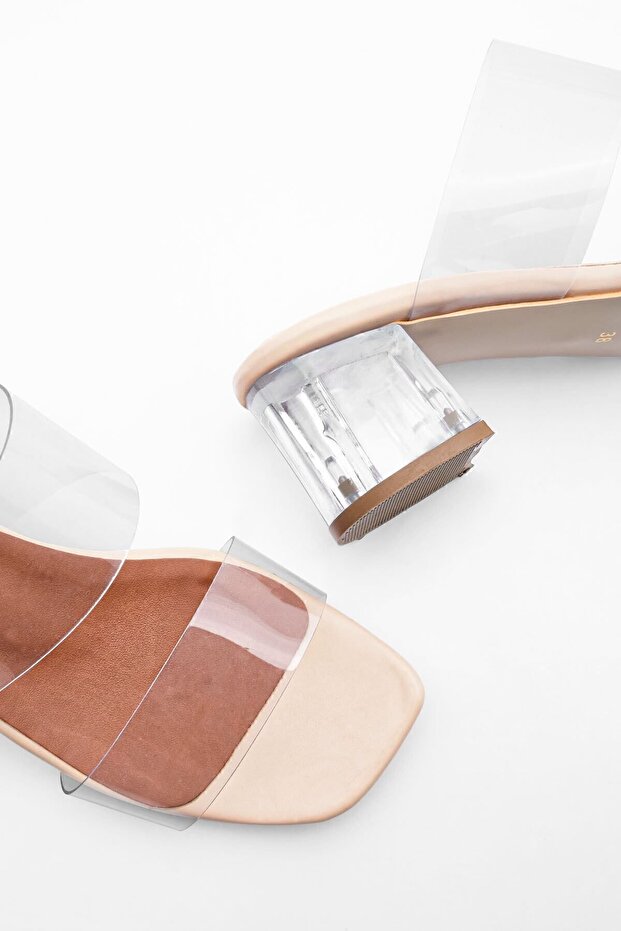 Damen-Hausschuhe mit stumpfer Zehenpartie und transparentem Riemen und Absatz in Yesva-Beige - 5