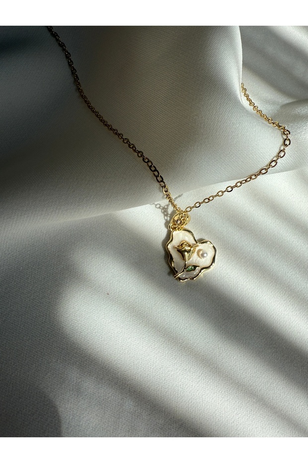 "Pearl and Flower in Heart-Shaped Shell – Romantic and Natural Necklace Design"
