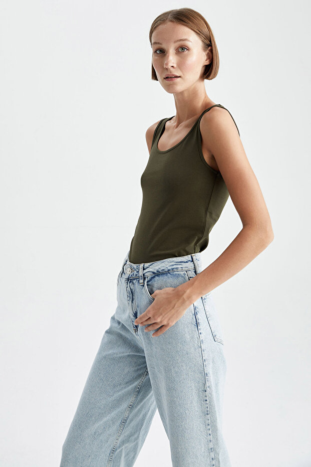 قميص داخلي ذو قصة ضيقة ورقبة دائرية - 4