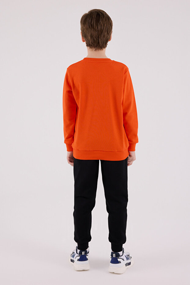 طقم بدلة رياضية برتقالية للأولاد - 5