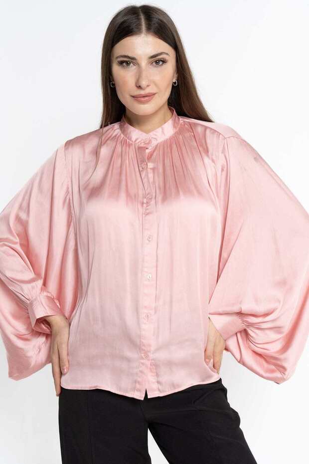 بلوزة نسائية سادة بأكمام فراشة