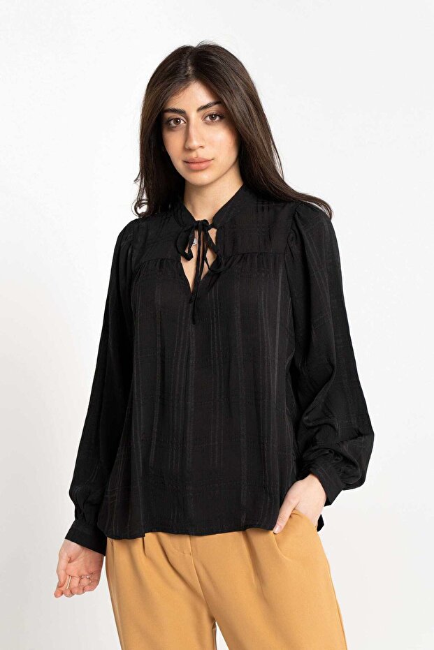 بلوزة سادة بأكمام طويلة ورقبة على شكل حرف V - 1