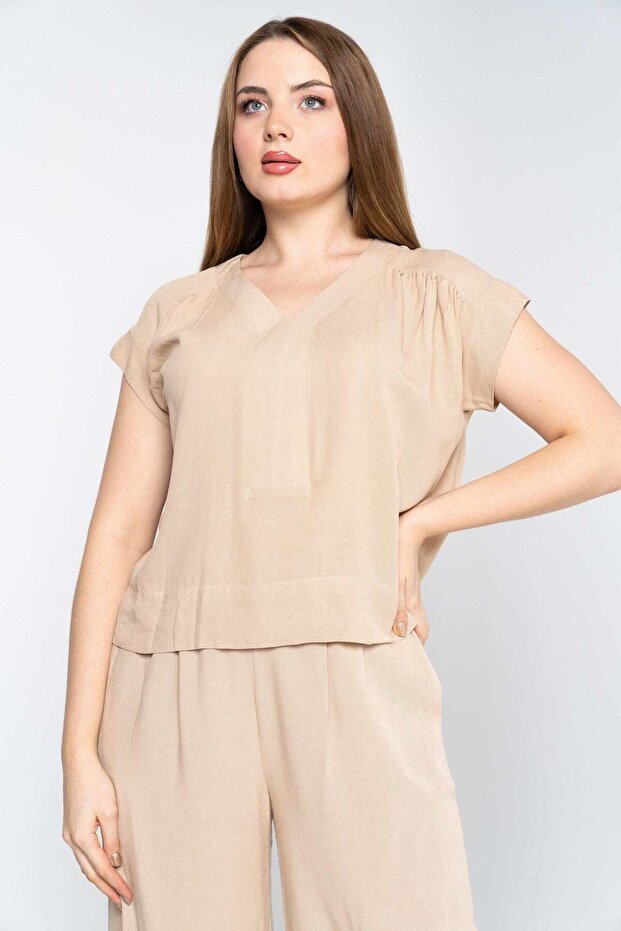 Short Sleeve Plain Top with a Seven-Point Neckline