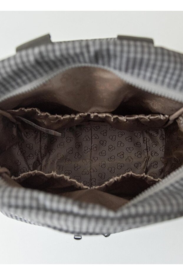 حقيبة ظهر مريحة باللون الأسود - 6