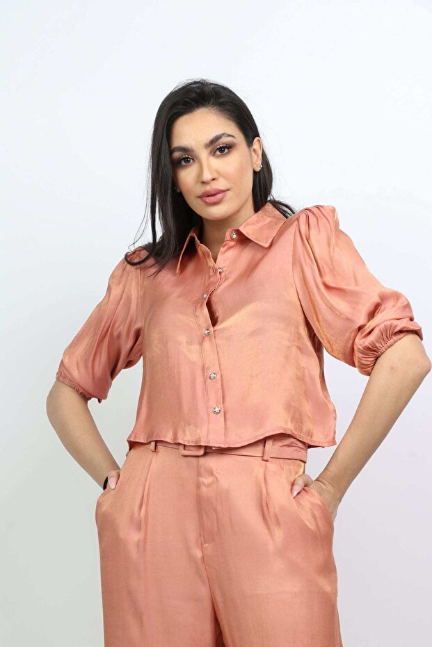 بلوزة نسائية ناعمة بأزرار أمامية وأكمام مكشكشة بطول 3/4