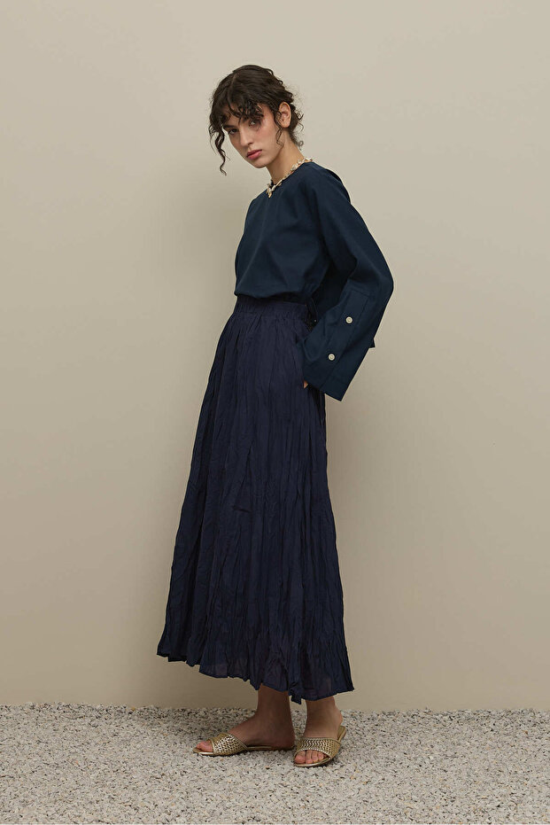 بلوزة كتان أساسية باللون الأزرق الداكن - 8