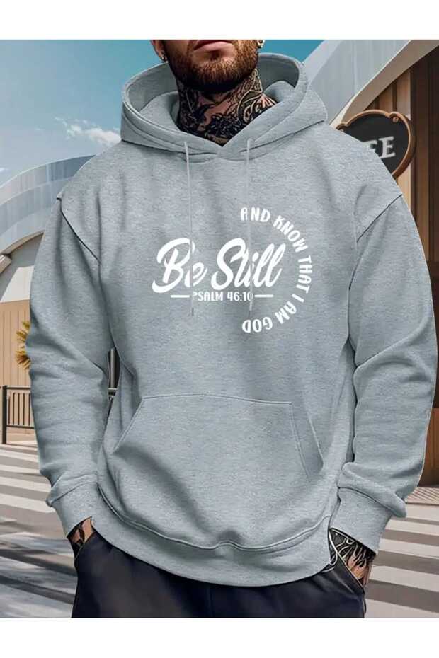 سويت شيرت رمادي بقلنسوة وجيوب من الصوف من الداخل مطبوع عليه Be Still Psalm