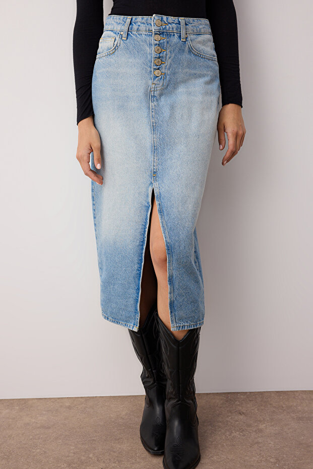 Mavi Önden Düğmeli Yırtmaçlı Midi Denim Etek TWOAW24ET00063 - 2
