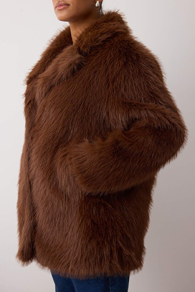 Különleges kollekció barna szőrme nagy méretű, egyszínű záródású, túlméretezett midi kabát TWOAW26DD00000 - 3