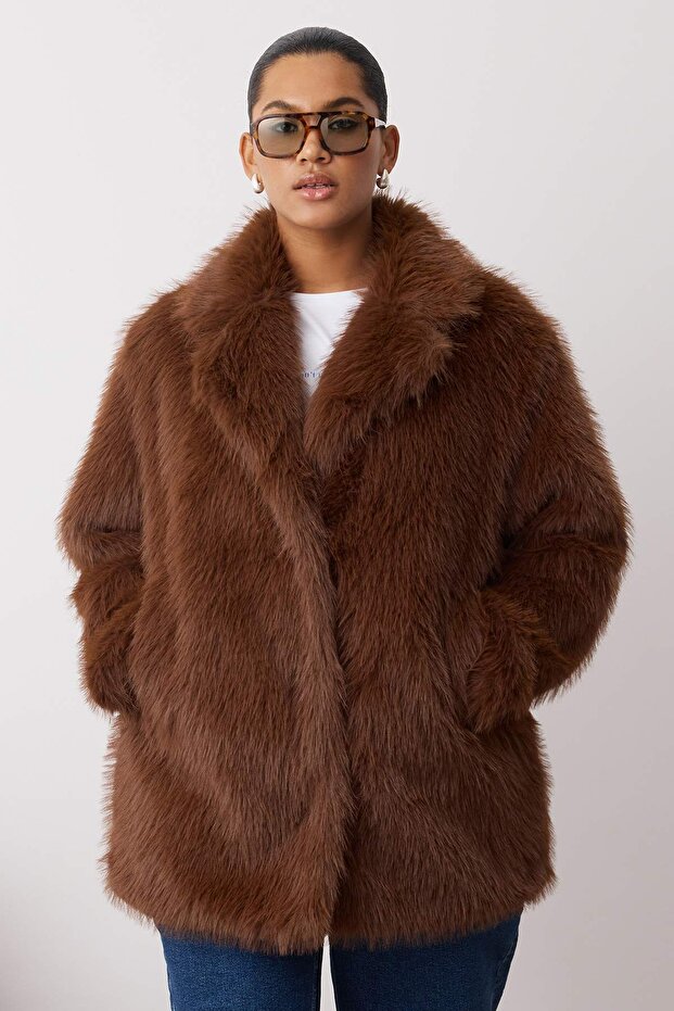 Különleges kollekció barna szőrme nagy méretű, egyszínű záródású, túlméretezett midi kabát TWOAW26DD00000 - 2