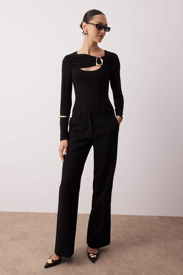 Чорна трикотажна блузка зі стрейчу TWOAW26BZ00087 з чорною фурнітурою та вирізом - 2