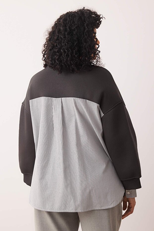 Antrasit Oversize Fit Alttan Gömlek Çıkma Görünümlü Örme Büyük Beden Sweatshirt TBBAW25AO00000 - 4