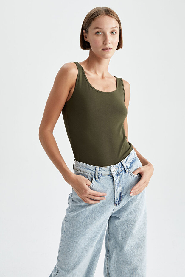 قميص داخلي ذو قصة ضيقة ورقبة دائرية - 3