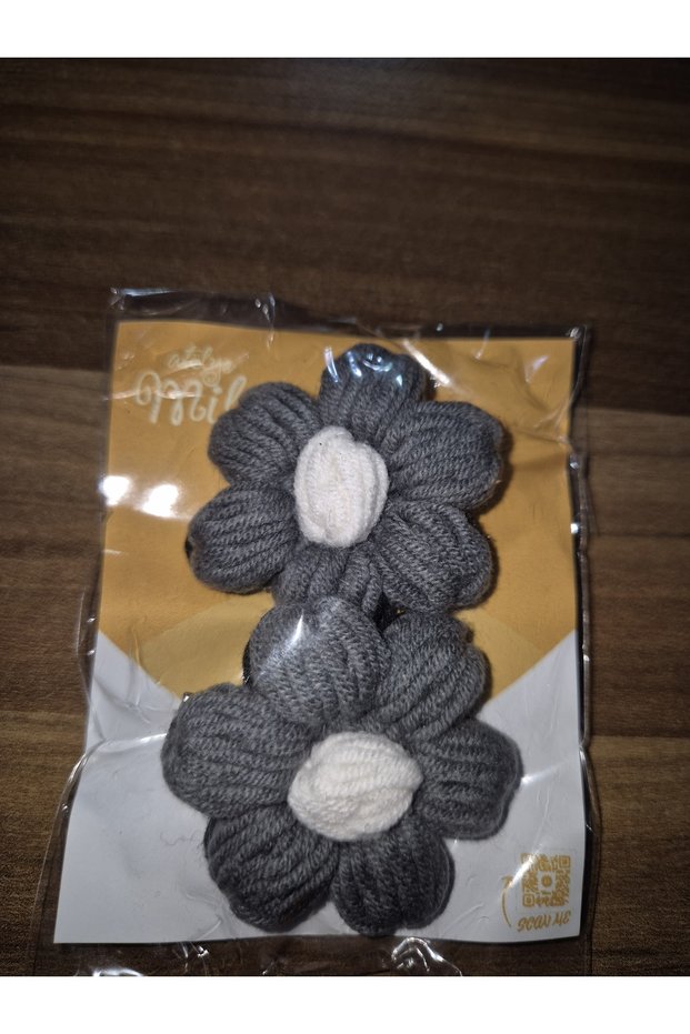 Gray-White Daisy Knit Buckle