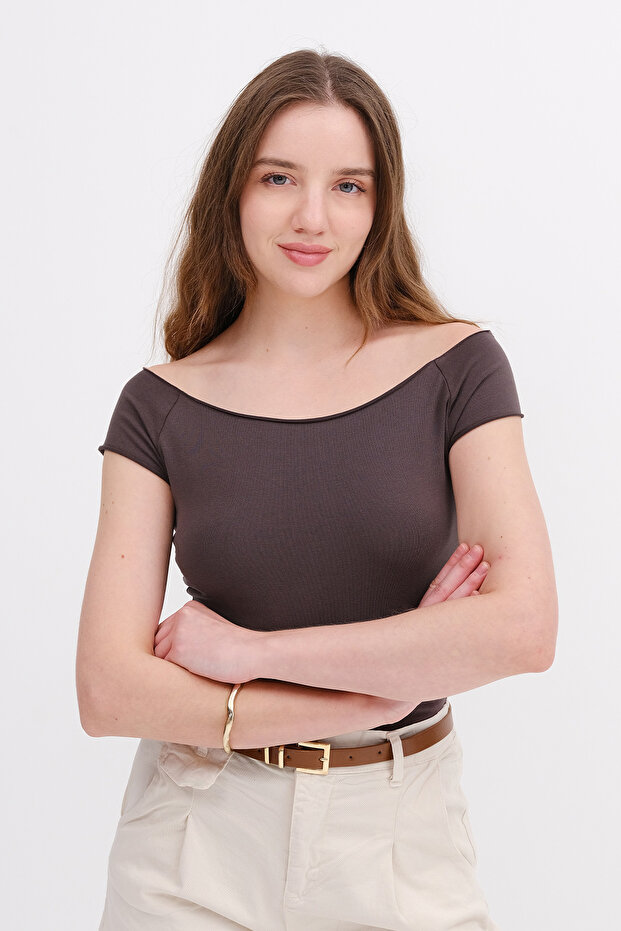 تي شيرت بياقة قارب أساسية P1792 - 4