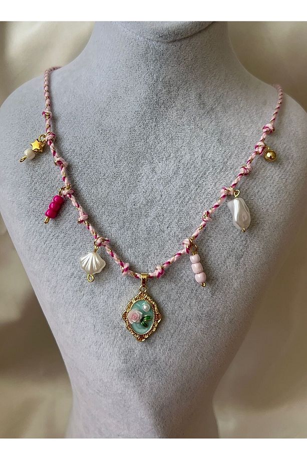 Romantik Gül İşlemeli Kolye - Pembe İp ve İnci Charm Detaylı Yazlık Tasarım - 1