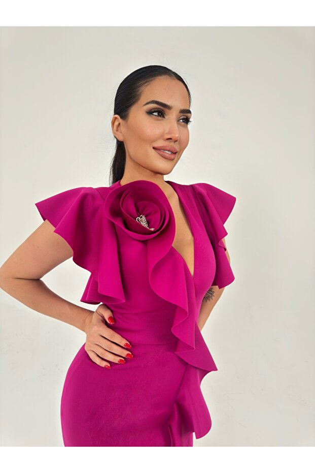 فستان نسائي مصنوع من القماش المستورد مع سلسلة وردية وتفاصيل مكشكشة وفتحة جانبية مبطنة بتصميم خاص