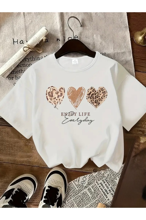 تي شيرت برقبة دائرية كبيرة الحجم مطبوع عليه قلوب من ENJOY LIFE