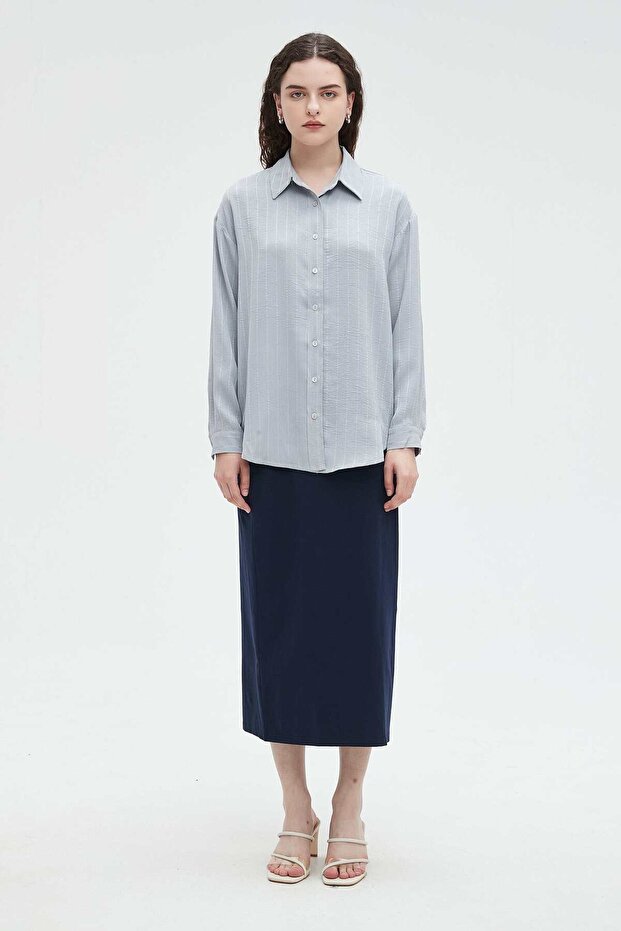 بلوزة نسائية قصيرة من الأمام سادة مع ياقة وأزرار وأكمام طويلة