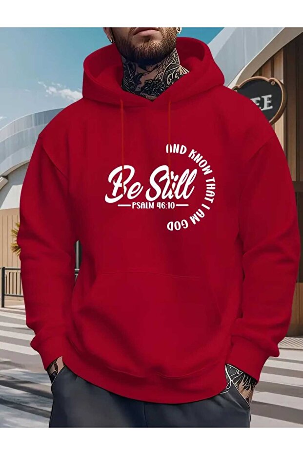 سويت شيرت أحمر بقلنسوة مطبوع عليه Be Still Psalm مع جيوب من الصوف من الداخل