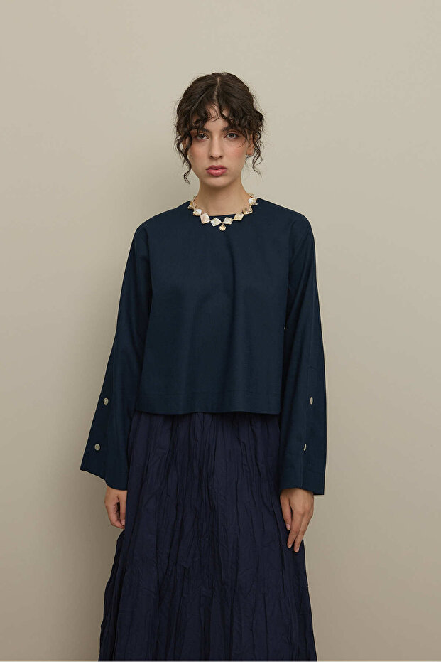 بلوزة كتان أساسية باللون الأزرق الداكن - 5