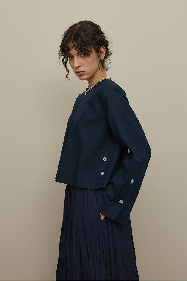 بلوزة كتان أساسية باللون الأزرق الداكن - 4