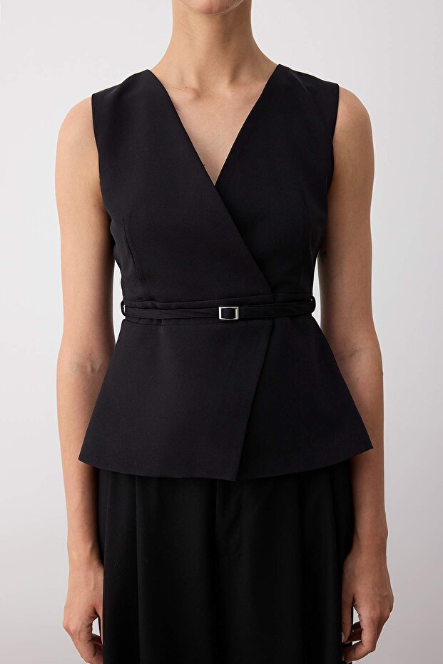 Czarna dopasowana kamizelka z paskiem i zapięciem kopertowym TWOAW26YE00029 - 3