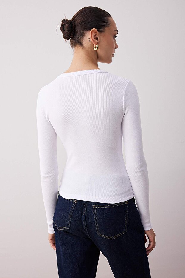 Beyaz Bisiklet Yaka Düğmeli Fitted/Vücuda Oturan Esnek Fittilli Örme Bluz TWOAW26BZ00063 - 4