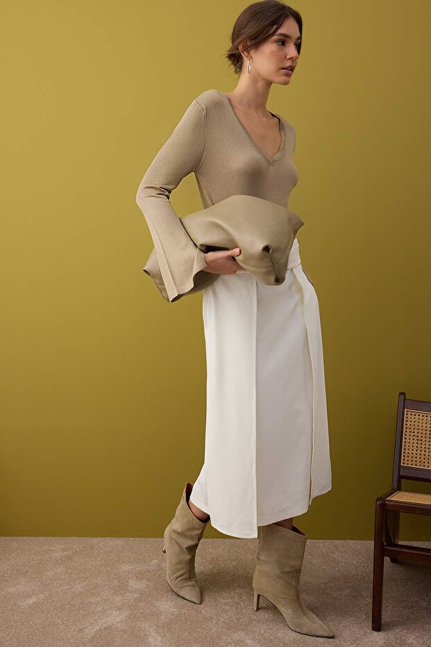 Nerzfarbener Basic-Strickpullover mit V-Ausschnitt |   TWOAW26KZ0010101 - 2