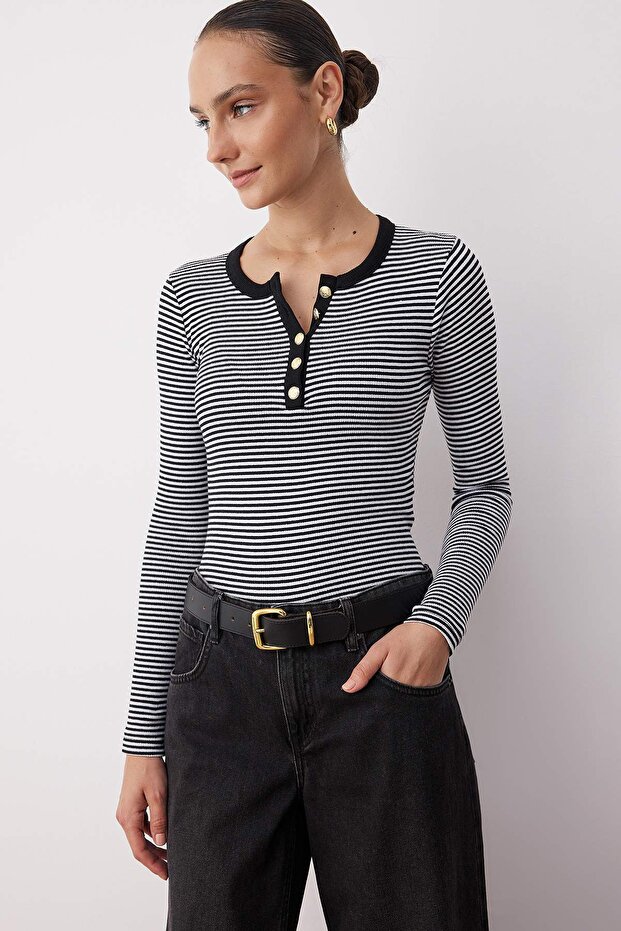 Siyah Bisiklet Yaka Düğmeli Fitted/Vücuda Oturan Esnek Fittilli Örme Bluz TWOAW26BZ00063 - 2