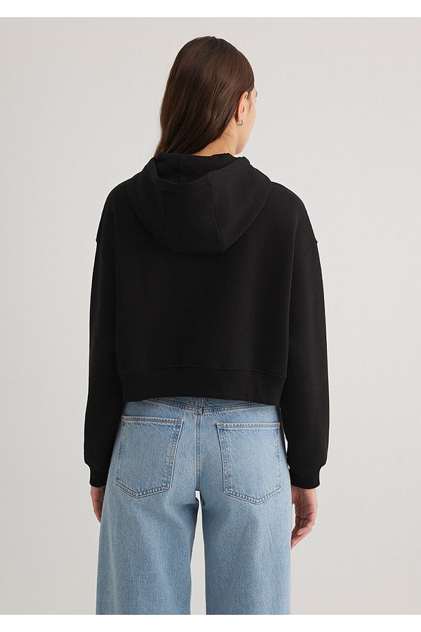 Patch Logo Kapüşonlu Siyah Crop Sweatshirt 1S10305-900 - 4