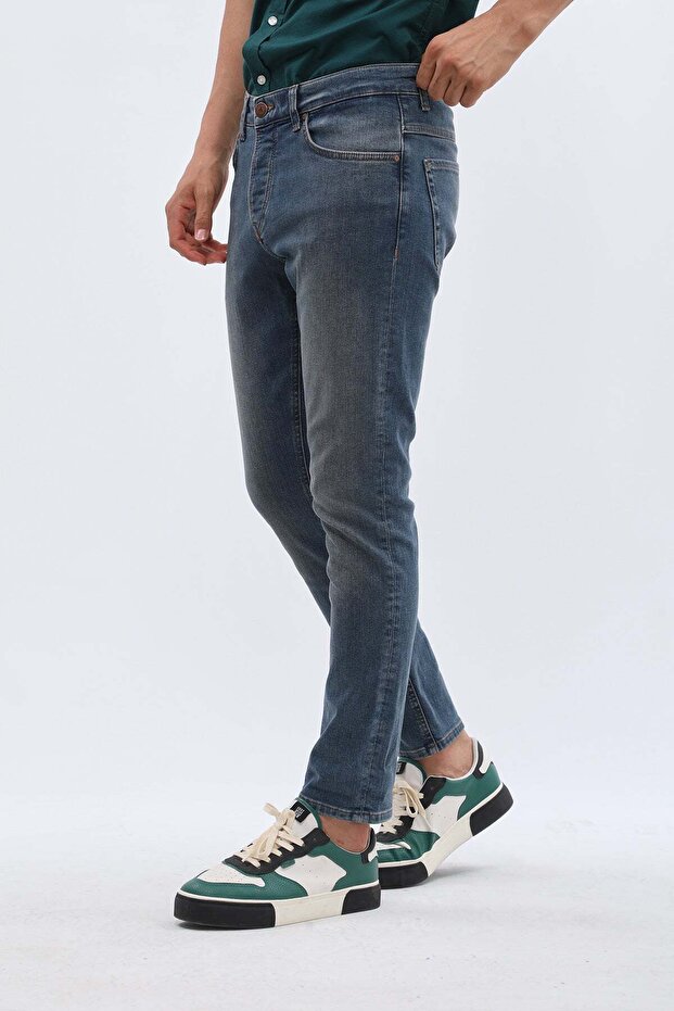 بنطال جينز بقصّة Slim Fit - أزرق باهت